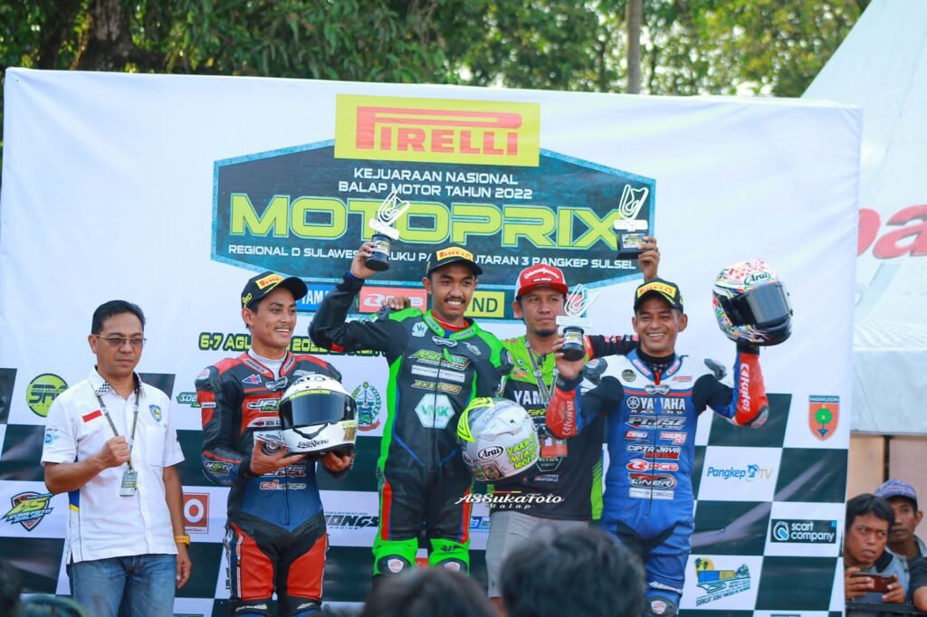 Pembalap asal Baubau, Yudi Prayogo (tengah) saat naik podium pada Motoprix region D putaran 3 2022 yang digelar di Pangkep, Sulawesi Selatan.