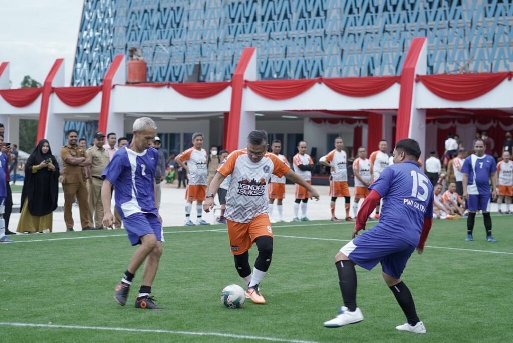 Wali Kota Kendari, Sulkarnain saat bermain futsal melawan Tim Persatuan Wartawan Indonesia Sultra.