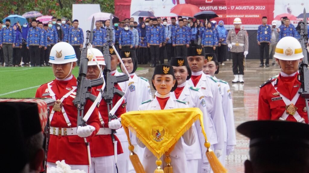 Detik-detik upacara pengibaran bendera saat  HUT ke-77 RI di Balai Kota Kendari. 