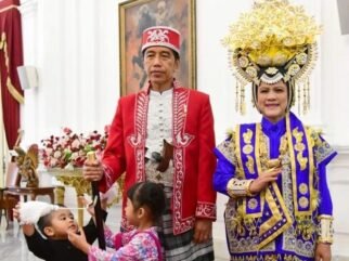 Presiden Jokowi dan Ibu Negara Pakai Baju Adat Buton saat HUT ke-77 RI