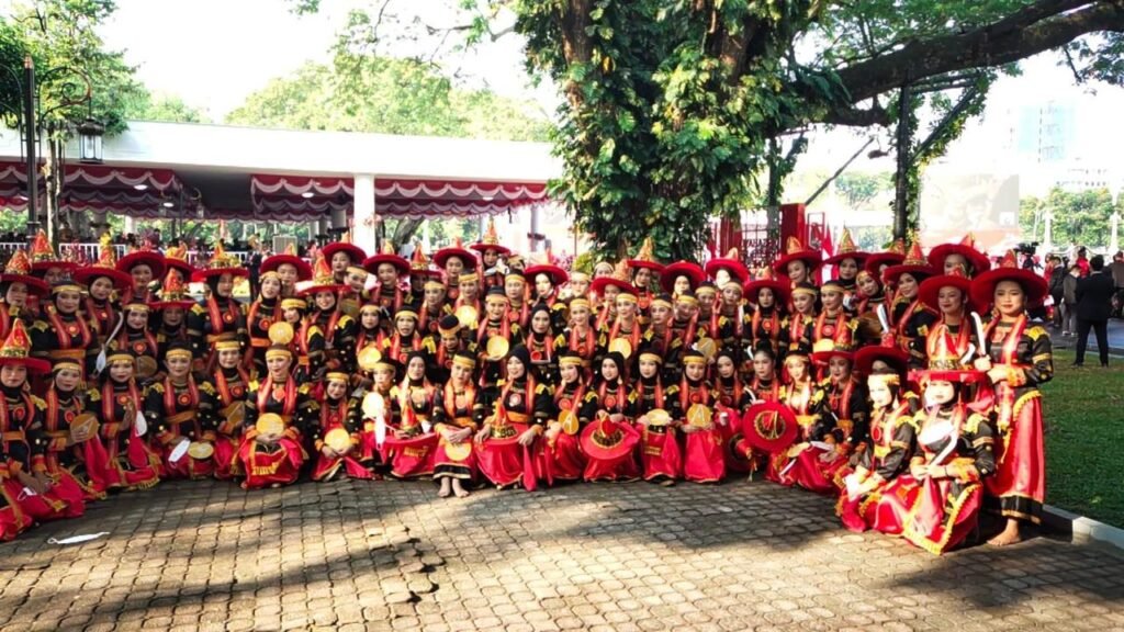 100 penari asal Sultra yang menampilkan tari Lumense saat perayaan HUT ke-77 RI di Istana Merdeka, Jakarta.