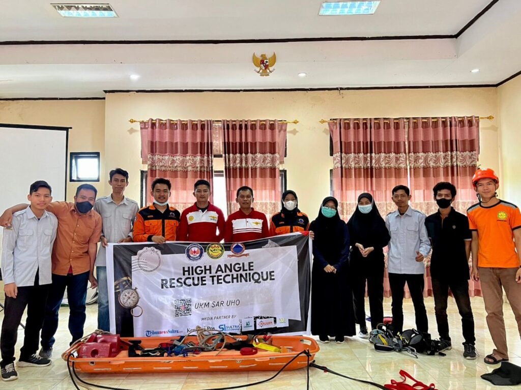 UKM-SAR UHO saat melaksanakan pelatihan High Angle Rescue Technicue (HART) di Kantor Basarnas Kendari.