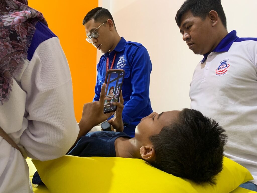 Proses sunat di Klinik PT Khitan Modern Nusantara Kendari.