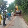 Lakalantas di Kolaka, Truk Bermuatan Botol Terguling saat Mendaki