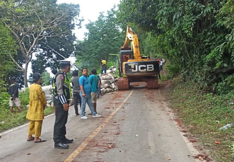 Lakalantas di Kolaka, Truk Bermuatan Botol Terguling saat Mendaki Lakalantas di Kolaka, Truk Bermuatan Botol Terguling saat Mendaki