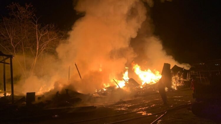 Gudang Kopra di Kendari Hangus Terbakar, 4 Unit Mobil Damkar Dikerahkan Gudang Kopra di Kendari Hangus Terbakar, 4 Unit Mobil Damkar Dikerahkan