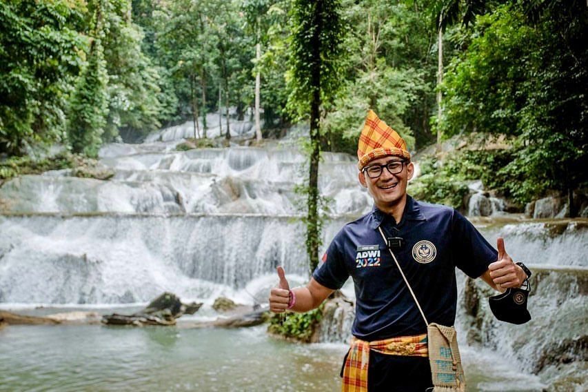 Menteri Pariwisata dan Ekonomi Kreatif RI Sandiaga Salahuddin Uno saat mengunjungi Air Terjun Moramo, Desa Sumbersari, Kecamatan Moramo, Kabupaten Konawe Selatan (Konsel).