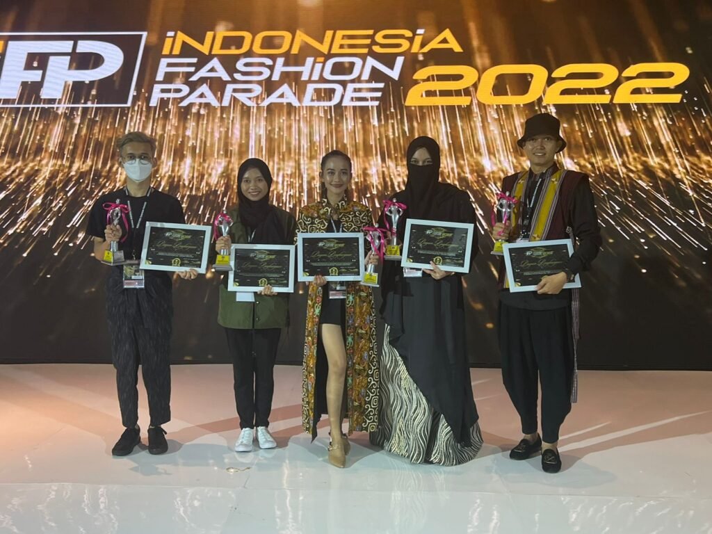 Yayan Septian (ujung kanan) bersama empat pemenang kategori lainnya saat menerima penghargaan pada ajang IFP 2022.