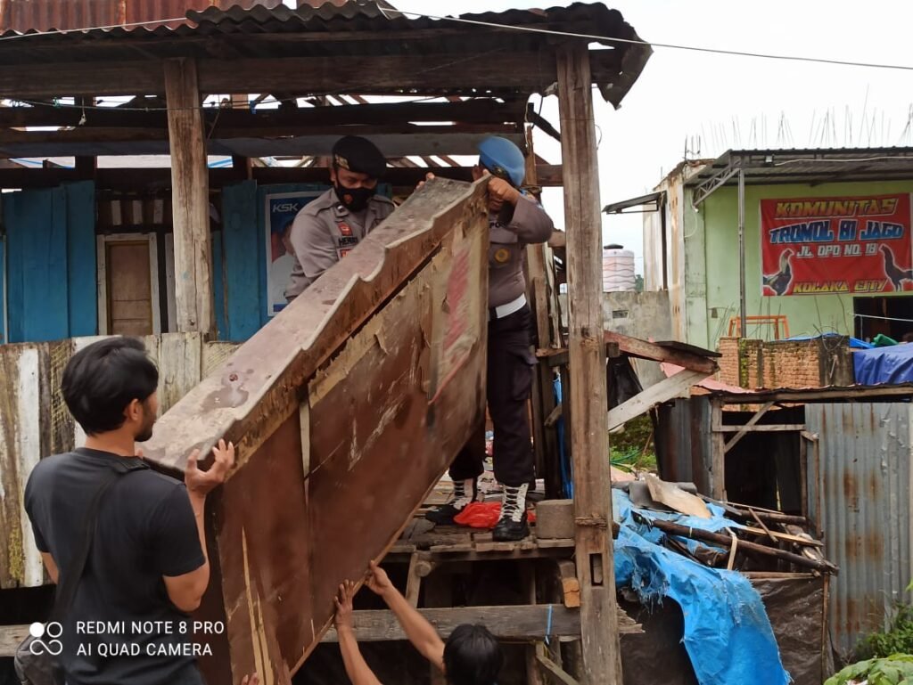 Rumah warga di Kabupaten Kolaka, Sulawesi Tenggara (Sultra) rusak parah diterjang angin puting beliung.