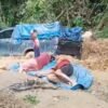 Viral! Pasutri dan Anaknya Tidur di Jalan Rusak Konawe Gegara Mobilnya Terjebak