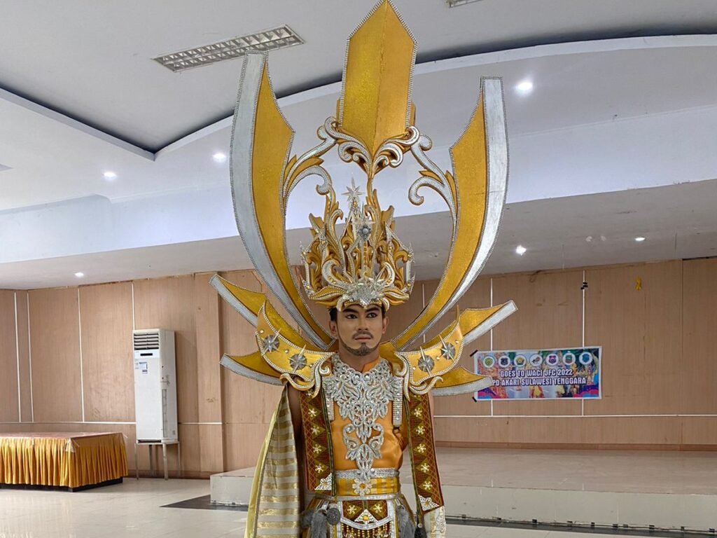 Kostum Raja Oheo yang dirancang oleh Ketua Dewan Pimpinan Daerah (DPD) AKARI Sulawesi Tenggara, Fajar Andika. 