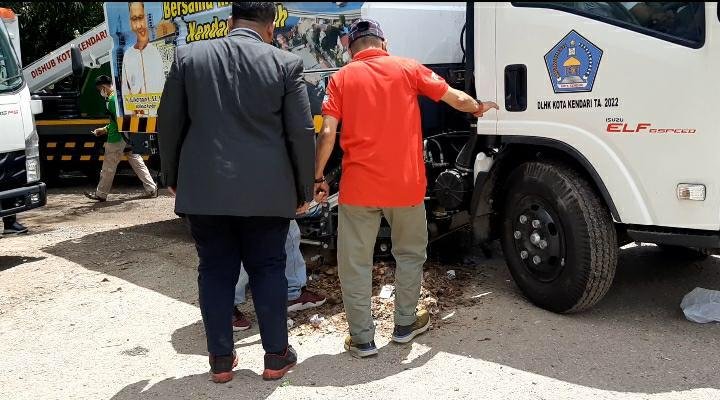 Pemkot hadirkan kendaaran road sweeper guna menunjang kebersihan di Kota Kendari.