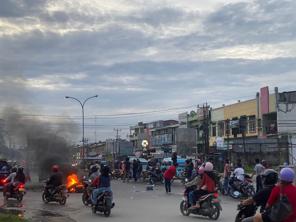 Massa berunjuk rasa menolak kenaikan harga BBM di Pertigaan UHO, Kota Kendari.