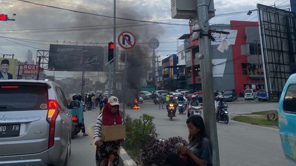 Kelompok Rumah Revolusi demo tolak kenaikan harga BBM di Perempatan KFC Jalan M.T. Haryono.