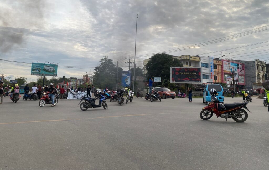 Kelompok Cipayung Plus dari Persatuan Mahasiswa Islam Indonesia (PMII) demo tolak kenaikan BBM di Perempatan Pasar Baru, Kota Kendari.