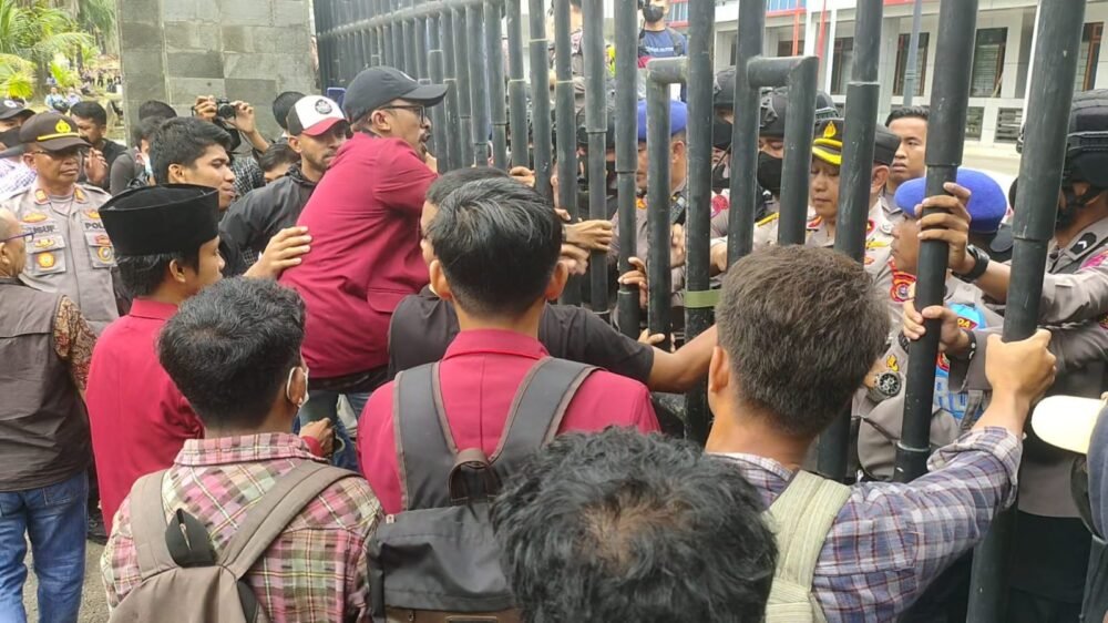 Massa dan Aparat Bersitegang saat Demo Penolakan Harga BBM di Kantor DRPD Sultra Massa dan Aparat Bersitegang saat Demo Penolakan Harga BBM di Kantor DRPD Sultra