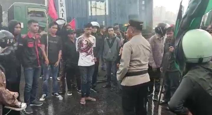 Kapolresta Kendari, Kombes Pol Muh. Eka Fathurrahman saat melakukan negosiasi dengan pendemo.
