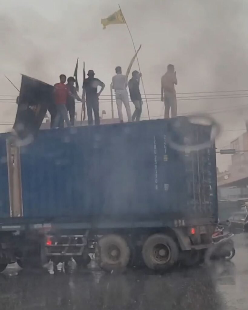 Truk kontainer disandera oleh para pendemo saat melintas di simpang empat Pasar Baru atau tepatnya di Jalan M.T Haryono, Kelurahan Bende, Kecamatan Bende, Kota Kendari.