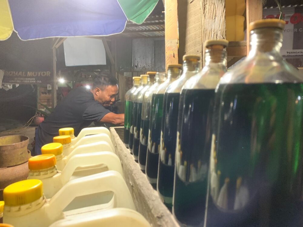 Pedagang Bensin Eceran di Kendari Tetapkan Harga Jadi Rp12 Ribu per Botol