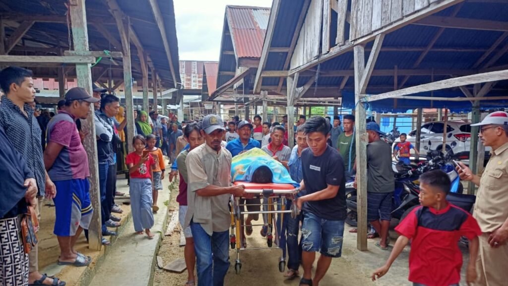 Jenazah pengendara motor yang menabrak truk di Kabupaten Kolaka, Sulawesi Tenggara (Sultra) dibawa ke rumah duka.