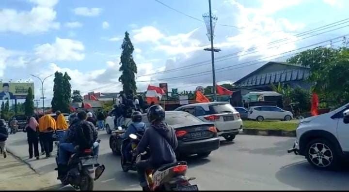 Aspirasi Sudah Diterima, Pendemo Kembali Orasi di Jalan dan Buat Kemacetan Panjang di Kendari Aspirasi Sudah Diterima, Pendemo Kembali Orasi di Jalan dan Buat Kemacetan Panjang di Kendari