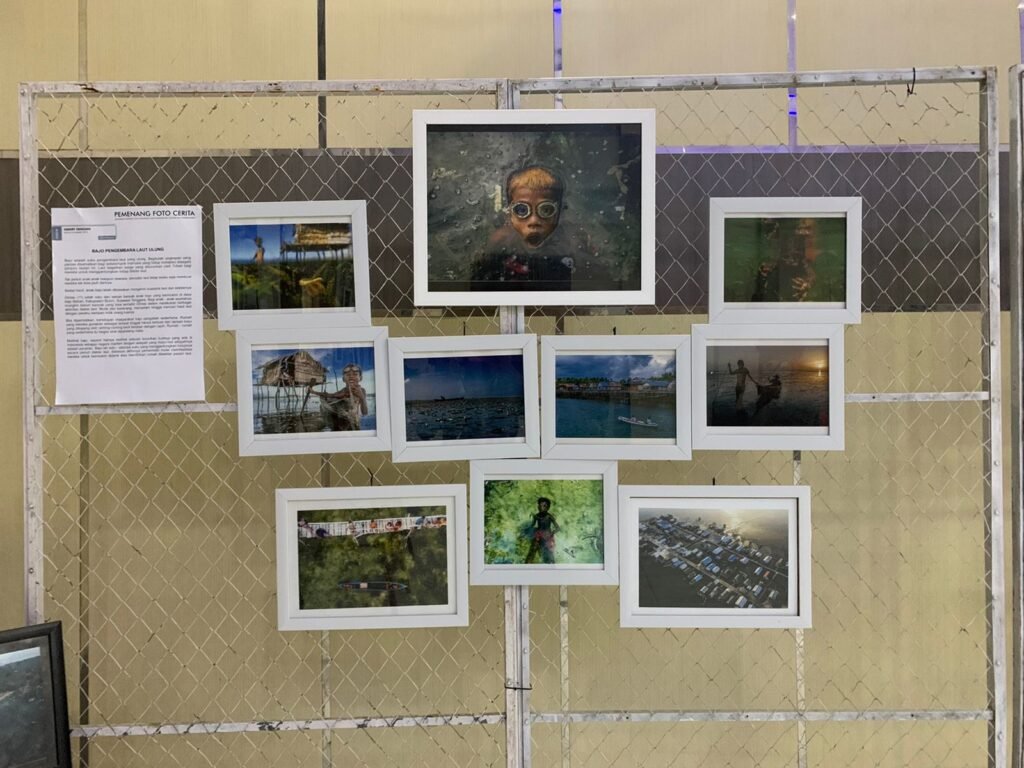 Pameran Foto Gema Jurnalistik 2022 di Aula FISIP UHO.