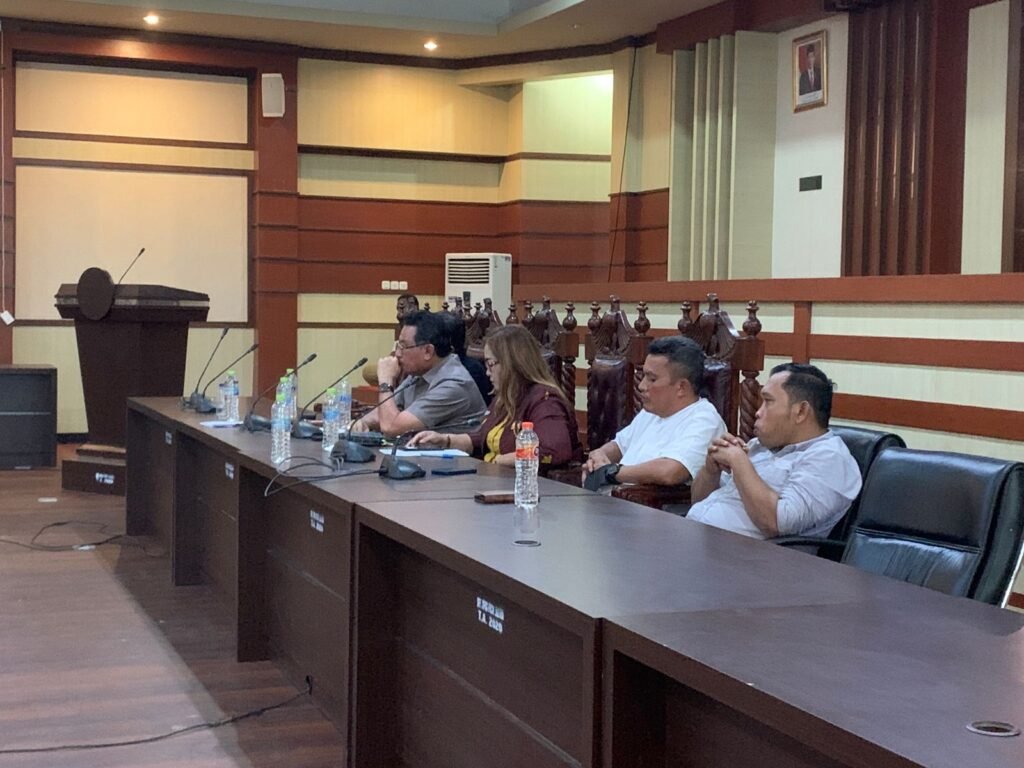 Rapat Dengar Pendapat terkait penolakan kenaikan harga BBM di gedung Sekretariat DPRD Sultra.
