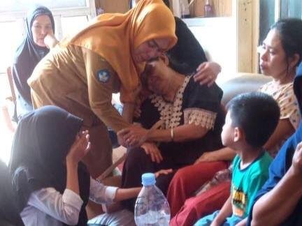 Ibu dan anak menangis setelah melihat rumahnya di Jalan Jenderal Ahmad Yani, Kelurahan Watuliandu, Kecamatan Kolaka, Kabupaten Kolaka, Sulawesi Tenggara (Sultra) hangus terbakar. 