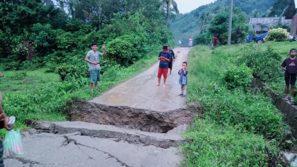 Kondisi jalan utama di Desa Ulu Mowewe, Kecamatan Mowewe, Kabupaten Kolaka Timur (Koltim), Sulawesi Tenggara (Sultra) yang putus.