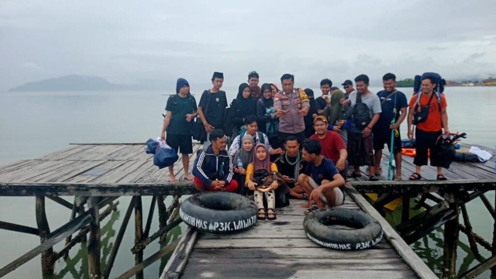 Bripka Ifaruddin yang memberikan ban bekas kepada warga yang memiliki kapal untuk penyeberangan di Pulau Senja.