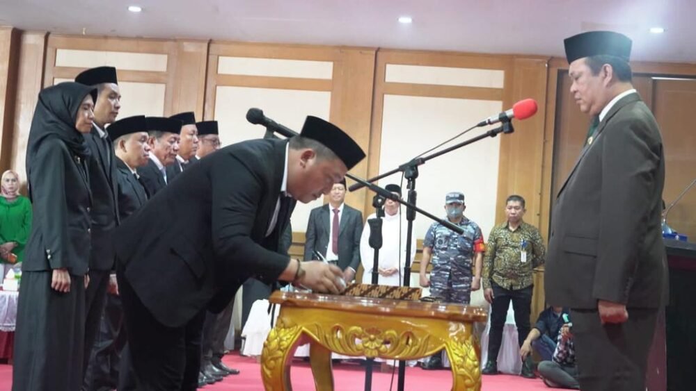 Pelantikan 16 PPT di Pemkab Konut.