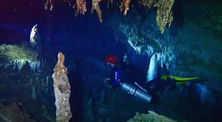 Seorang cave dive menyusuri Gua Lanto menggunakan peralatan diving lengkap. 