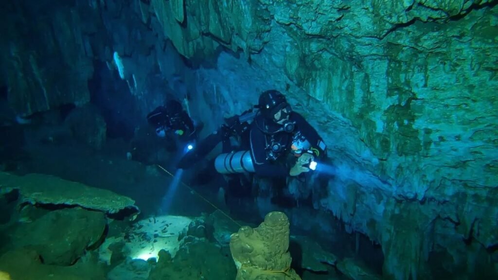 Keindahan Gua Lanto saat cahaya senter diver menerangi dinding gua.