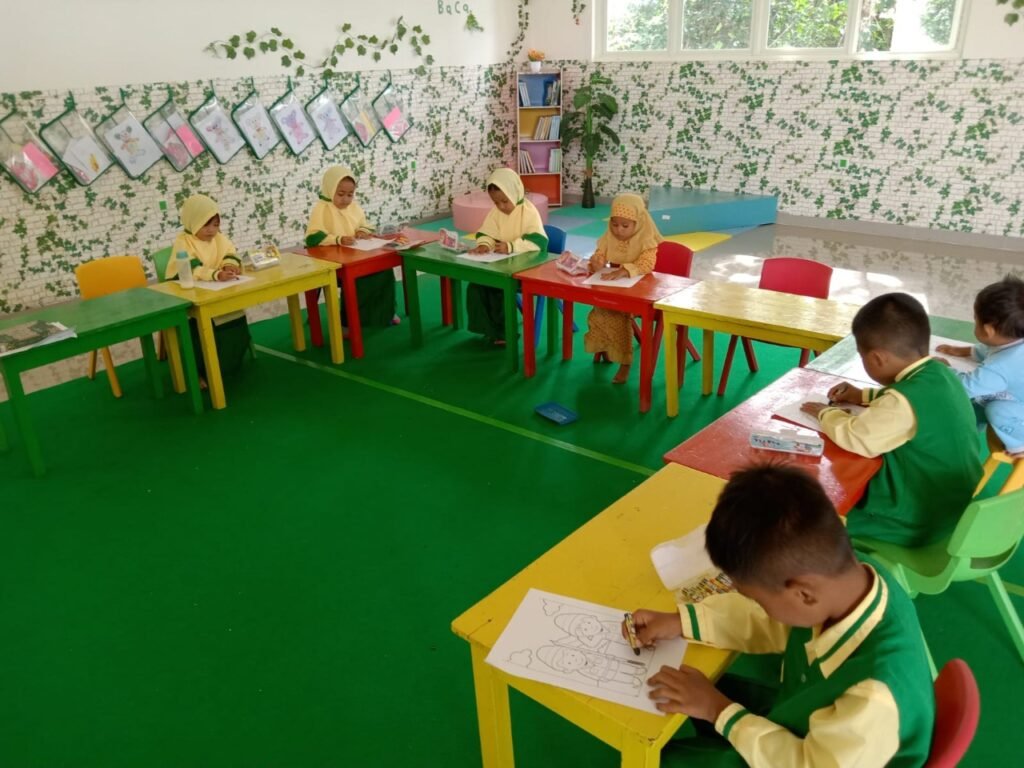 Siswa sedang belajar di dalam kelas PAUD Bustanul Athfal Konda.