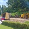 Kondisi Jalan Sempit dan Rusak, Truk Bermuatan Kopra Terbalik di Kolaka