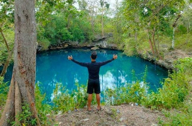 Seorang wisatawan yang sedang menikmati keindahan Danau Moko yang terletak di Desa Walengkabola, Kabupaten Muna.