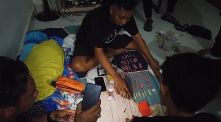 Detik-detik penggerebekan indekos pengedar sabu-sabu di Kendari.