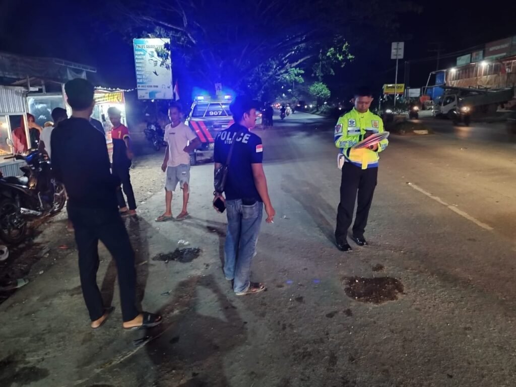 Satlantas Polresta Kendari saat melakukan olah TKP kecelakaan di pertigaan Pasar Baruga, Kota Kendari.