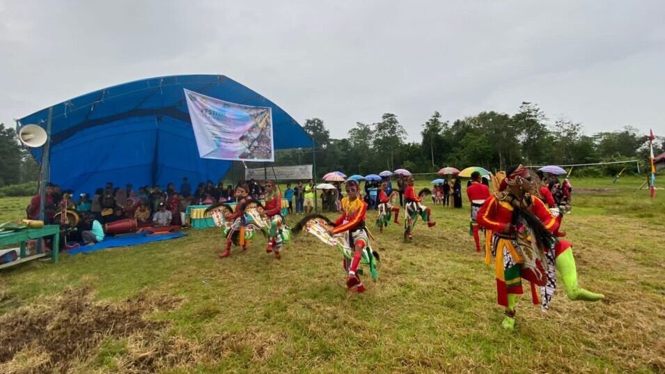 HUT ke-25 Desa Amendete, Mahasiswa KKN UHO Gelar Festival Seni dan Budaya