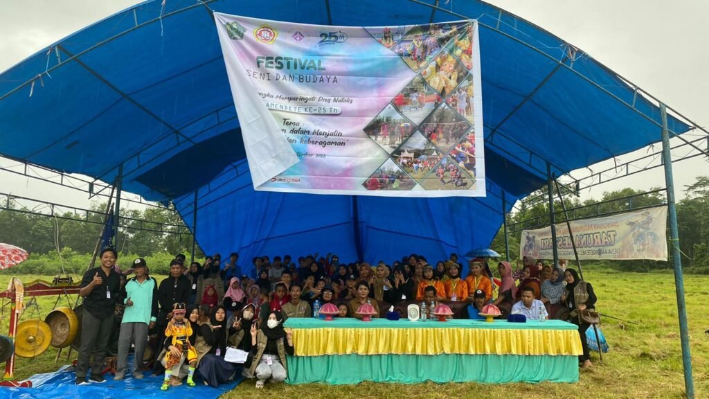Masyarakat Desa Amendete bersama mahasiswa KKN Reguler UHO.