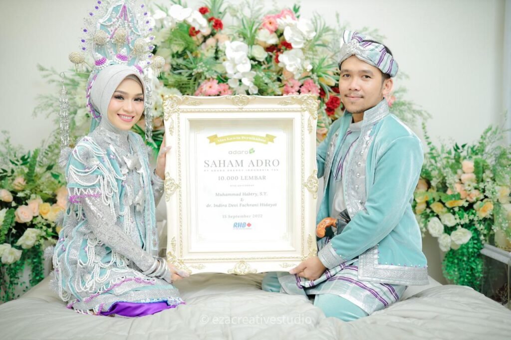 Pengantin di Kota Raha, Kabupaten Muna, Sulawesi Tenggara jadikan 10.000 lembar saham PT Adaro Energy Indonesia sebagai mahar pernikahan.