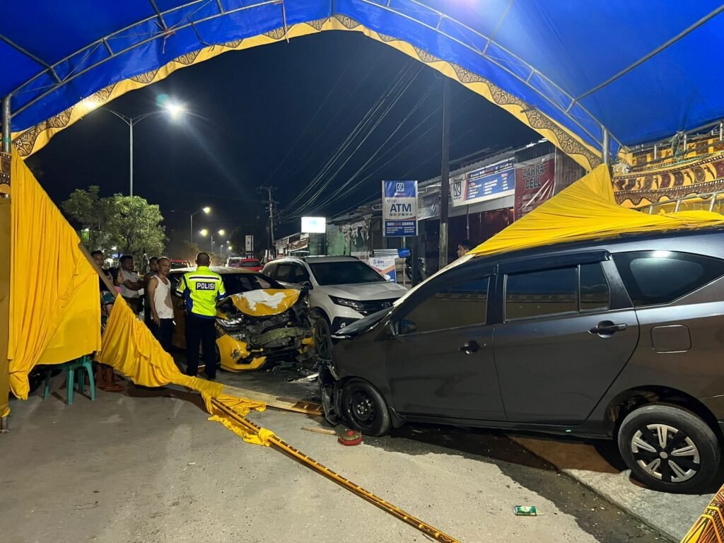 Tabrakan beruntun yang melibatkan tiga mobil di Jalan Wayong, Kelurahan Kadia, Kecamatan Kadia, Kota Kendari.