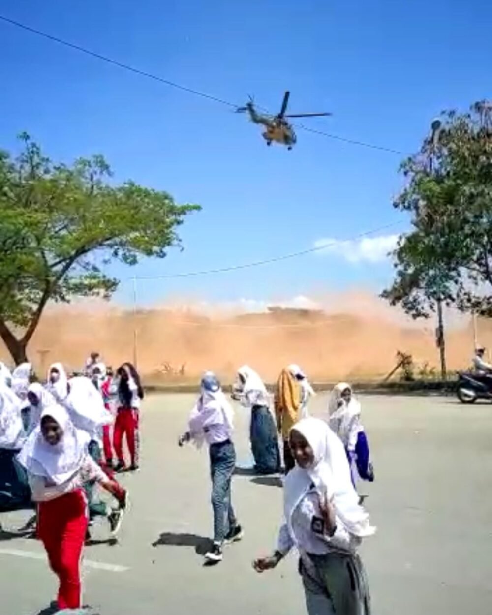 Helikopter yang Melintas di Stadion Betoambari Bikin Berdebu, Pelajar Terhambur Berlarian