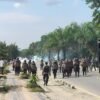 Ricuh, Polisi Dihujani Batu oleh Sekelompok OTK saat Berdialog dengan Pendemo di Polda Sultra