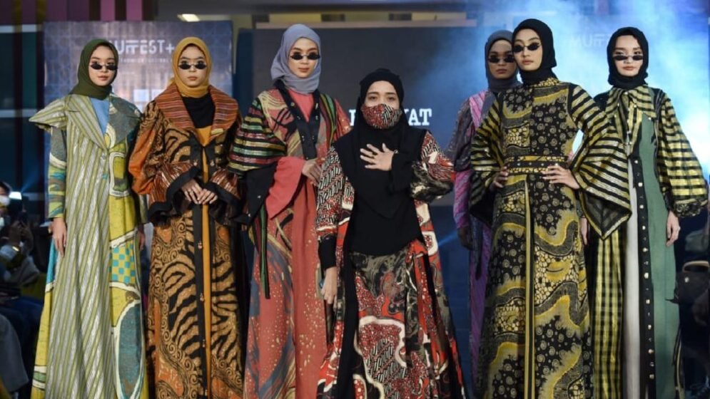 Mengenal Tia Hidayat Fashion Designer asal Wakatobi yang Sudah Go Internasional