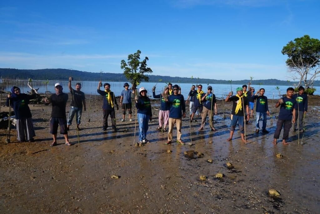 KPA-LH Zenith SCA Kendari melakukan penanaman seribu bibit mangrove di Teluk Kolono, Desa Ngapawali, Kecamatan Kolono Timur, Kabupaten Konawe Selatan, Sulawesi Tenggara.