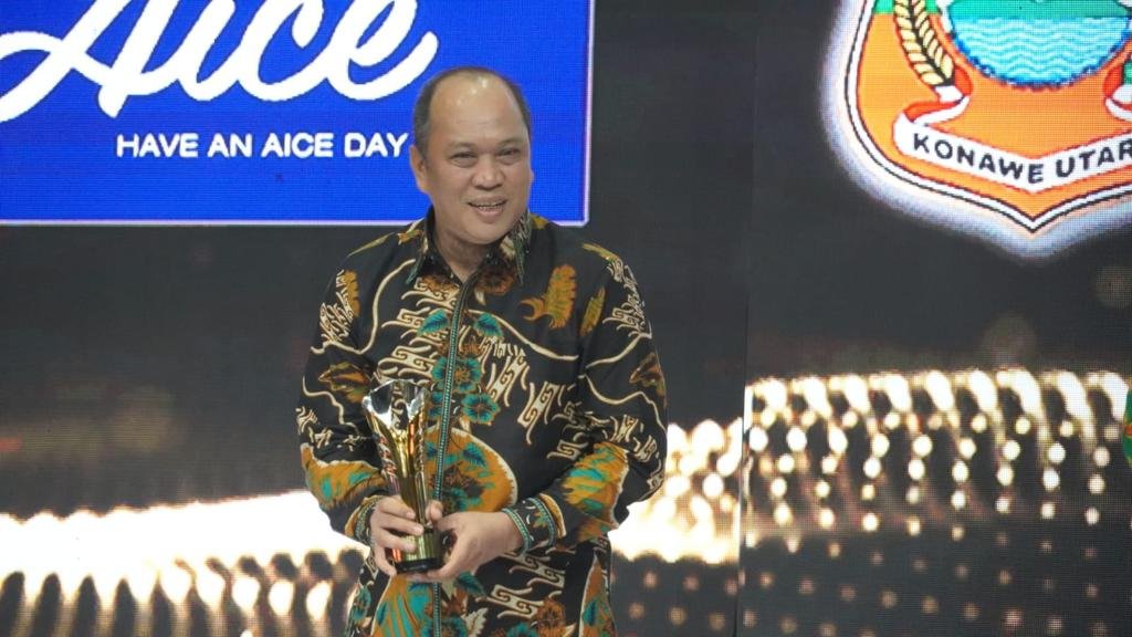 Bupati Konawe Utara (Konut), Ruksamin, meraih penghargaan Indonesia Awards 2022 pada kategori driving investment growth.