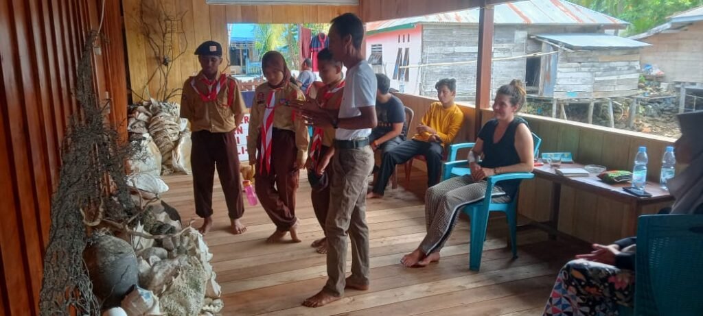 Ketua Tim Konservasi Kima Taman Laut Tolitoli Habib Nadjar Buduha saat memberikan edukasi tentang Kima kepada pelajar dan bule asal Prancis.