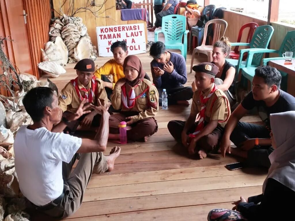 Ketua Tim Konservasi Kima Taman Laut Tolitoli Habib Nadjar Buduha saat memberikan edukasi tentang Kima kepada pelajar dan bule asal Prancis.