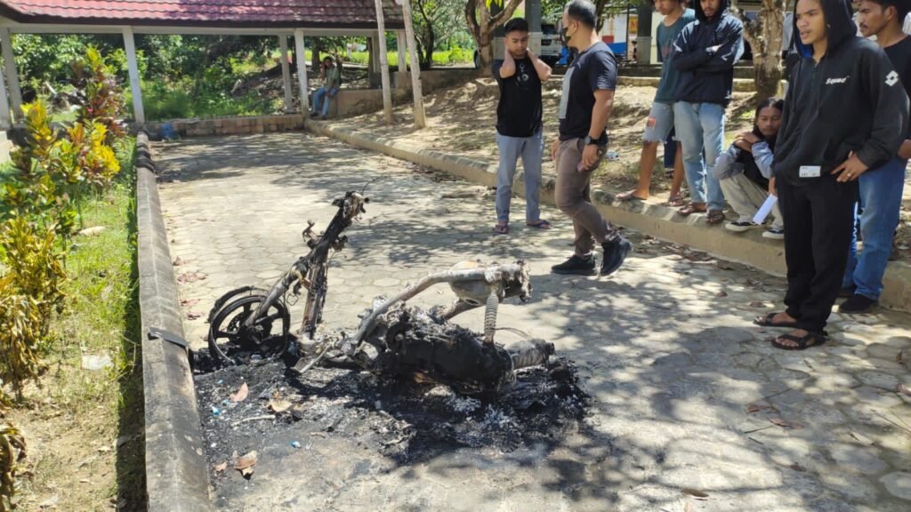 Sepeda motor yang dibakar OTK di Fakultas Teknik UHO.